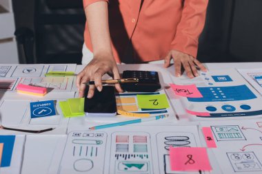 UI UX web tasarımcısı ekibi UI UX ön uç tasarımcısı önizlemeleri ile mobil yanıt veren web siteleri geliştirmek için birlikte çalışıyor