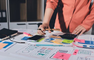 UI UX web tasarımcısı ekibi UI UX ön uç tasarımcısı önizlemeleri ile mobil yanıt veren web siteleri geliştirmek için birlikte çalışıyor