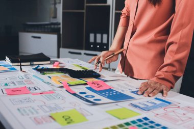 UI UX web tasarımcısı ekibi UI UX ön uç tasarımcısı önizlemeleri ile mobil yanıt veren web siteleri geliştirmek için birlikte çalışıyor