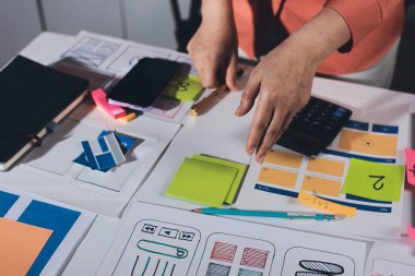 UI UX web tasarımcısı ekibi UI UX ön uç tasarımcısı önizlemeleri ile mobil yanıt veren web siteleri geliştirmek için birlikte çalışıyor