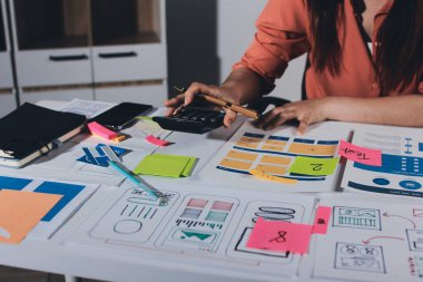 UI UX web tasarımcısı ekibi UI UX ön uç tasarımcısı önizlemeleri ile mobil yanıt veren web siteleri geliştirmek için birlikte çalışıyor