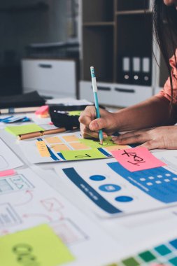 UI UX web tasarımcısı ekibi UI UX ön uç tasarımcısı önizlemeleri ile mobil yanıt veren web siteleri geliştirmek için birlikte çalışıyor