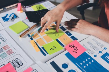 UI UX web tasarımcısı ekibi UI UX ön uç tasarımcısı önizlemeleri ile mobil yanıt veren web siteleri geliştirmek için birlikte çalışıyor