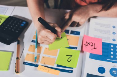 UI UX web tasarımcısı ekibi UI UX ön uç tasarımcısı önizlemeleri ile mobil yanıt veren web siteleri geliştirmek için birlikte çalışıyor