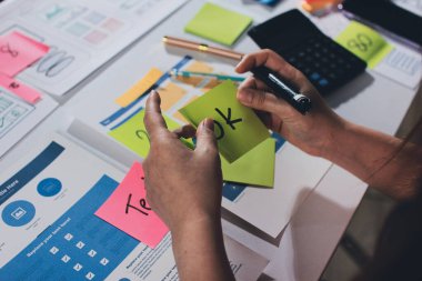 UI UX web tasarımcısı ekibi UI UX ön uç tasarımcısı önizlemeleri ile mobil yanıt veren web siteleri geliştirmek için birlikte çalışıyor