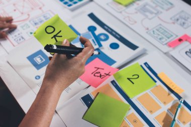 UI UX web tasarımcısı ekibi UI UX ön uç tasarımcısı önizlemeleri ile mobil yanıt veren web siteleri geliştirmek için birlikte çalışıyor