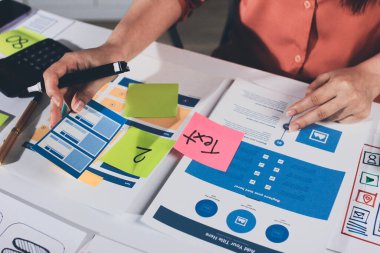 UI UX web tasarımcısı ekibi UI UX ön uç tasarımcısı önizlemeleri ile mobil yanıt veren web siteleri geliştirmek için birlikte çalışıyor