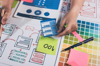 UI UX web tasarımcısı ekibi UI UX ön uç tasarımcısı önizlemeleri ile mobil yanıt veren web siteleri geliştirmek için birlikte çalışıyor