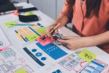 UI UX web tasarımcısı ekibi UI UX ön uç tasarımcısı önizlemeleri ile mobil yanıt veren web siteleri geliştirmek için birlikte çalışıyor