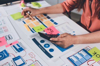 UI UX web tasarımcısı ekibi UI UX ön uç tasarımcısı önizlemeleri ile mobil yanıt veren web siteleri geliştirmek için birlikte çalışıyor