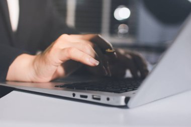 Modern ofiste işbirliği yapan denetçiler, finansal belgeleri analiz ediyorlar ve çizelgeleri gösteren bir dizüstü bilgisayarla hesap makinesi kullanıyorlar. Ticarette denetim ve vergiler