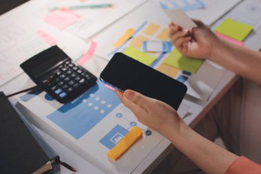 UI UX web tasarımcısı ekibi UI UX ön uç tasarımcısı önizlemeleri ile mobil yanıt veren web siteleri geliştirmek için birlikte çalışıyor