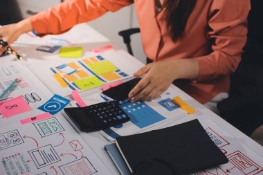 UI UX web tasarımcısı ekibi UI UX ön uç tasarımcısı önizlemeleri ile mobil yanıt veren web siteleri geliştirmek için birlikte çalışıyor