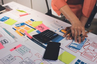 UI UX web tasarımcısı ekibi UI UX ön uç tasarımcısı önizlemeleri ile mobil yanıt veren web siteleri geliştirmek için birlikte çalışıyor