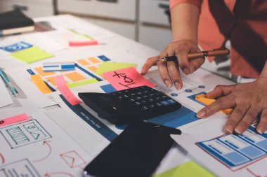 UI UX web tasarımcısı ekibi UI UX ön uç tasarımcısı önizlemeleri ile mobil yanıt veren web siteleri geliştirmek için birlikte çalışıyor