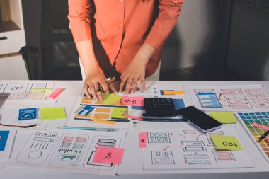 UI UX web tasarımcısı ekibi UI UX ön uç tasarımcısı önizlemeleri ile mobil yanıt veren web siteleri geliştirmek için birlikte çalışıyor