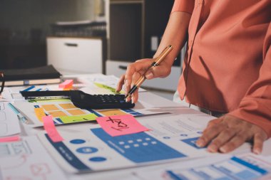 UI UX web tasarımcısı ekibi UI UX ön uç tasarımcısı önizlemeleri ile mobil yanıt veren web siteleri geliştirmek için birlikte çalışıyor