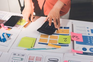 UI UX web tasarımcısı ekibi UI UX ön uç tasarımcısı önizlemeleri ile mobil yanıt veren web siteleri geliştirmek için birlikte çalışıyor