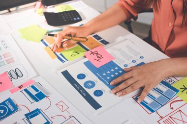 UI UX web tasarımcısı ekibi UI UX ön uç tasarımcısı önizlemeleri ile mobil yanıt veren web siteleri geliştirmek için birlikte çalışıyor