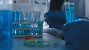 Klinik laboratuvarında çalışan araştırmacılar.