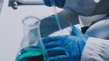 Klinik laboratuvarında çalışan araştırmacılar.