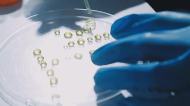 Klinik laboratuvarında çalışan araştırmacılar.