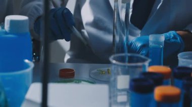 Klinik laboratuvarında çalışan araştırmacılar.