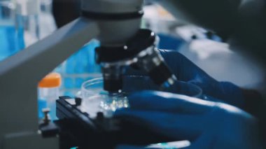 Klinik laboratuvarında çalışan araştırmacılar.