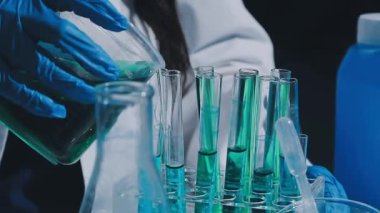 Klinik laboratuvarında çalışan araştırmacılar.