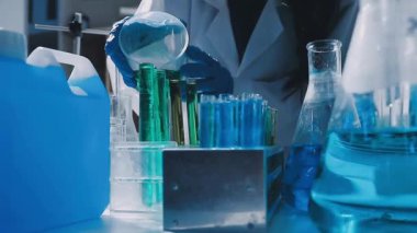 Klinik laboratuvarında çalışan araştırmacılar.