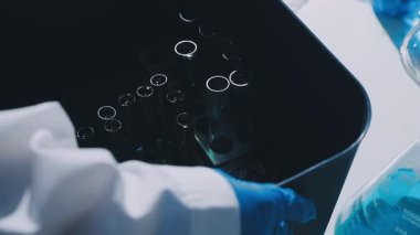 Klinik laboratuvarında çalışan araştırmacılar.