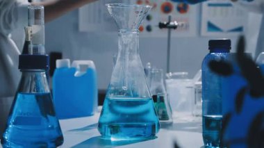 Klinik laboratuvarında çalışan araştırmacılar.