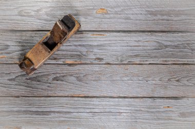 Kaliteli ahşap el uçağının yukarıdan görünüşü ustalığı ve ahşap dokusunu gösteriyor..