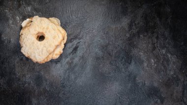 Yuvarlak ekmek ve dokuyu vurgulayan üst görünüm geniş formatta ev yapımı çıtır ekmekler.