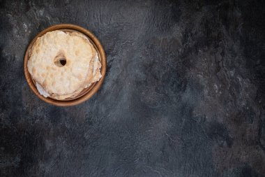 Üst sol köşeye yerleştirilmiş ev yapımı çıtır ekmekler tahta tahtada, sağda boş yer var. Çerçevenin geri kalanı metin veya tasarım için bir sürü boş alan bırakır.