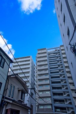 Fotoğraflar Japonya 'da bölgesel bir şehirde yürürken çekildi.