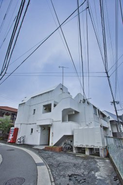 Fotoğraflar Japonya 'da bölgesel bir şehirde yürürken çekildi.