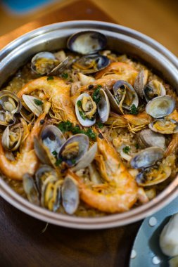 Paella, İspanya 'nın Valencia bölgesinden lezzetli bir yerel yemektir..