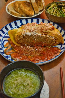 Sıradan bir Japon evinde akşam yemeği için çeşitli mezeler sunuluyor.