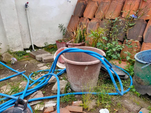 Açık hava bahçe depolama ve sulama malzemeleri düzenlemesi