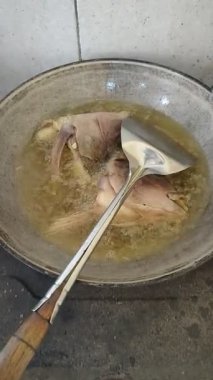 Sıcak yağda kızaran cızırtılı balıklar, enfes bir yemek için hazır altın kabarcıklar ve lezzetli baharatlar gösteren büyüleyici bir mutfak anı.