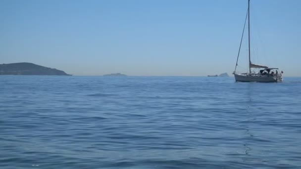 Лодка, плывущая по морю — стоковое видео