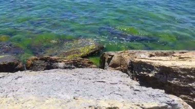 Sakin dalgalar kayalar isabet