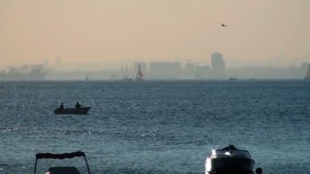 Piccola barca da pesca in mare aria nebbiosa — Video Stock