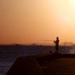 Люди рыбачат на закате Люди рыбачат на закате