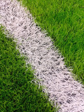 Temiz beyaz köşegenli spor için yeşil sentetik çimenler
