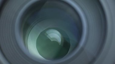 Mekanizma merceği alan derinliği ve berraklığa göre ayarlıyor