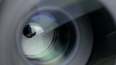 Mekanizma merceği alan derinliği ve berraklığa göre ayarlıyor