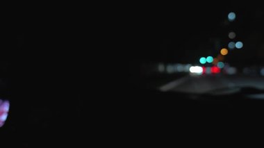 Parlak ışıklarla şehir sokaklarında gece gezmesi. Yüksek kalite 4k görüntü