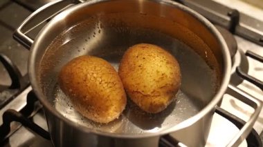 Ocakta iki patates kaynıyor.